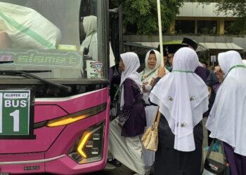 Calon jemaah haji asal Kudus saat berangkat dari Pendopo Kabupaten Kudus menuju Asrama Donohudan Boyolali pada Selasa, 13 Mei 2025. (Nisa Hafizhotus S./Lingkarjateng.id)