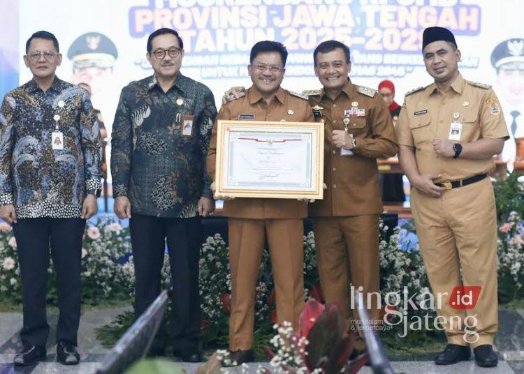 Wali Kota Salatiga Robby Hernawan foto bersama dengan Gubernur Ahmad Luthfi usai menerima penghargaan pelayanan prima pada PEKPPP Tahun 2024 dari Kementerian PAN RB disela Musrenbang RPJMD Provinsi Jawa Tengah Tahun 2025-2029 di Gedung Gradhika Bhakti Praja, Semarang, Senin, 5 Mei 2025. (Dok Prokompim Setda Salatiga/Lingkarjateng.id)