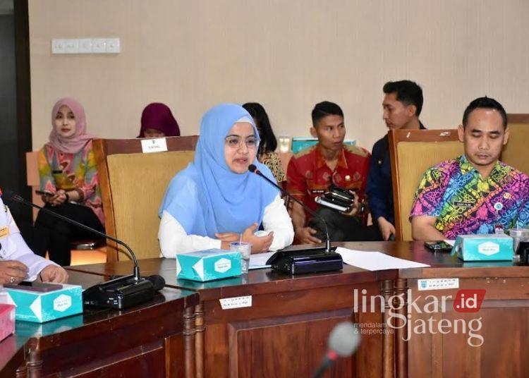 Polemik Batas Usia Angkutan Umum di Salatiga, Pemerintah Diminta Lakukan Kajian Mendalam 25 Kasi Perdata dan Tata Usaha Negara Kejaksaan Negeri Salatiga, Nana Rositasari (tengah) saat menjadi narasumber Forum Group Discussion yang digelar Dinas Perhubungan di Ruang Kalitaman, Gedung Setda, Kamis, 15 Mei 2025. (Dok.Prokompim Setda Salatiga/Lingkarjateng.id)