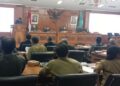 PERTEMUAN : Wakil Ketua DPRD Salatiga Saiful Mashud saat membacakan empat pertanyaan yang diajukan kepada wali kota dalam rapat paripurna dalam rangka Mendengarkan Penjelasan Wali Kota Atas Pertanyaan yang Diajukan Dprd Dalam Hak Interpelasi, Senin, 19 Mei 2025. (Angga Rosa/Lingkarjateng.id)