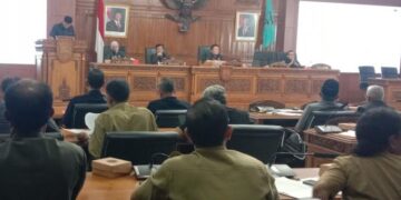 PERTEMUAN : Wakil Ketua DPRD Salatiga Saiful Mashud saat membacakan empat pertanyaan yang diajukan kepada wali kota dalam rapat paripurna dalam rangka Mendengarkan Penjelasan Wali Kota Atas Pertanyaan yang Diajukan Dprd Dalam Hak Interpelasi, Senin, 19 Mei 2025. (Angga Rosa/Lingkarjateng.id)