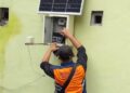 Petugas BPBD Kota Salatiga mengecek alat sistem Early Warning System (EWS) yang terpasang pada aliran air di belakang kawasan Kaliyoso, belum lama ini. (Dok.BPBD Salatiga/Lingkarjateng.id)