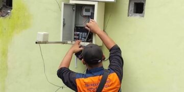 Petugas BPBD Kota Salatiga mengecek alat sistem Early Warning System (EWS) yang terpasang pada aliran air di belakang kawasan Kaliyoso, belum lama ini. (Dok.BPBD Salatiga/Lingkarjateng.id)