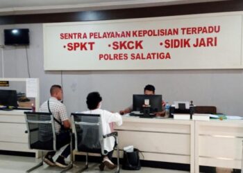Salah seorang nasabah Koperasi BLN saat melapor ke Polres Salatiga, Jumat, 23 Mei 2023. (Dok.Humas Polres Salatiga/Lingkarjateng.id)