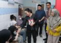 Wali Kota Semarang Agustina Wilujeng Pramestuti didampingi Kepala Dinas Kesehatan Kota Semarang Dokter Abdul Hakam saat meninjau layanan kesehatan di Kota Semarang. (Antara/Lingkarjateng.id)