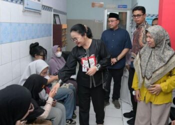 Wali Kota Semarang Agustina Wilujeng Pramestuti didampingi Kepala Dinas Kesehatan Kota Semarang Dokter Abdul Hakam saat meninjau layanan kesehatan di Kota Semarang. (Antara/Lingkarjateng.id)