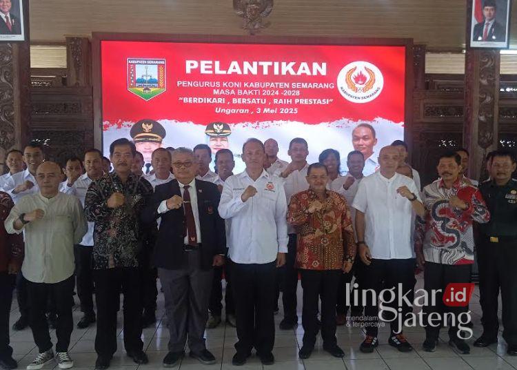 Bupati Semarang, Ngesti Nugraha didampingi Ketum KONI Jateng, Bona Ventura berfoto bersama pengurus KONI Kabupaten Semarang masa bhakti 2024-2028 yang baru saja dilantik di Pendopo Rumah Dinas Bupati Semarang, di Ungaran. (Hesty Imaniar/Lingkarjateng.id)