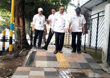 Bupati Sudewo meninjau langsung kondisi trotoar yang ada di kota Pati. (Dok. for Lingkarjateng.id)