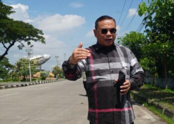 Bupati Sudewo meninjau lokasi rencanan pembangunan jalan raya dua jalur. (Humas Pemkab Pati)
