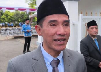Wakil Bupati Kendal, Benny Karnadi saat diwawancara usai menjadi irup Upacara peringatan Hari Kebangkitan Nasional di Alun-alun Kendal, Selasa, 20 Mei 2025. (Arvian Maulana/Lingkarjateng.id)