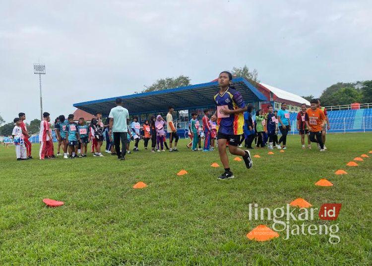 140 Siswa Berebut 32 Kursi Kelas Khusus Olahraga SMP 3 Kudus 25 TES FISIK: Ratusan siswa jenjang SD mengikuti seleksi Kelas Khusus Olahraga (KKO) SMP 3 Kudus di GOR Wergu Wetan Kudus pada Rabu, 11 Juni 2025. (Fahtur Rohman/Lingkarjateng.id)