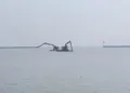 PENGERUKAN SEDIMENTASI: Petugas operasional alat berat mengerjakan perawatan kolam di Pelabuhan Kendal. (Arvian Maulana/Lingkarjateng.id)