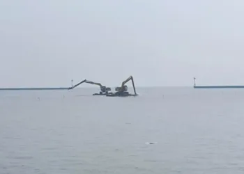 PENGERUKAN SEDIMENTASI: Petugas operasional alat berat mengerjakan perawatan kolam di Pelabuhan Kendal. (Arvian Maulana/Lingkarjateng.id)