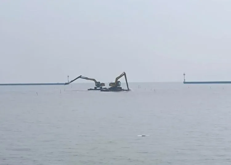 PENGERUKAN SEDIMENTASI: Petugas operasional alat berat mengerjakan perawatan kolam di Pelabuhan Kendal. (Arvian Maulana/Lingkarjateng.id)