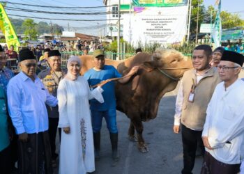 SIMBOLIS: Bupati Kendal, Dyah kartika Permanasari saat menghadiri dan menyerahkan secara simbolis sapi Joni dari Presiden Prabowo Subianto di Masjid Agung. (Arvian Maulana/Lingkarjateng.id) 