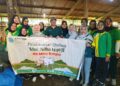 FOTO BERSAMA: Ketua Yayasan Bumi Walisongo sekaligus pemilik RS Mitra Bangsa Pati, Suhartini, bersama direktur dan pegawainya melaksanakan pemotongan hewan kurban Desa Langenharjo, Kecamatan Margorejo, Kabupaten Pati pada Sabtu, 7 Juni 2025. (Setyo Nugroho/Lingkarjateng.id)