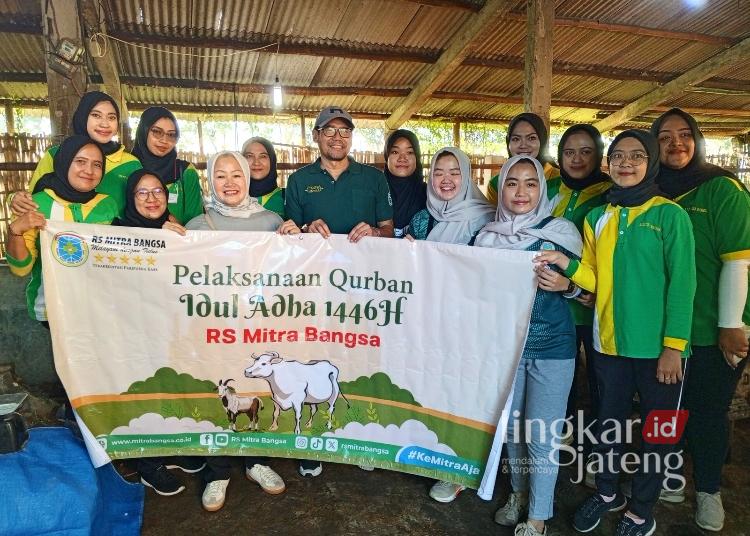 FOTO BERSAMA: Pembina Yayasan Bumi Walisongo sekaligus pemilik RS Mitra Bangsa Pati, Suhartini, bersama direktur dan pegawainya melaksanakan pemotongan hewan kurban Desa Langenharjo, Kecamatan Margorejo, Kabupaten Pati pada Sabtu, 7 Juni 2025. (Setyo Nugroho/Lingkarjateng.id)