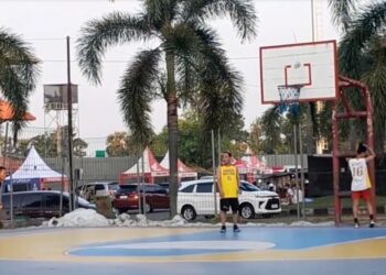 OLAHRAGA: Tim basket sedang menjalani latihan di Stadion Joyokusumo Pati. (Mutia Parasti/Lingkarjateng.id)