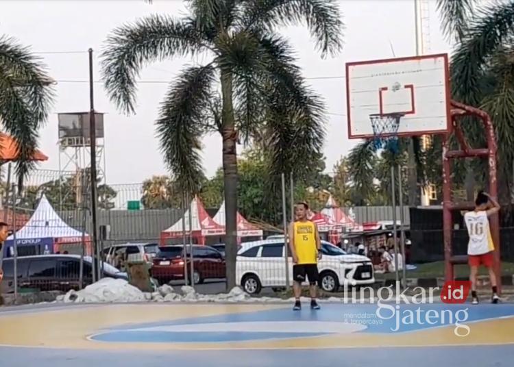 OLAHRAGA: Tim basket sedang menjalani latihan di Stadion Joyokusumo Pati. (Mutia Parasti/Lingkarjateng.id)