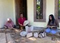 MENGANYAM: Sejumlah warga tampak sibuk membuat anyaman pandan di Desa Tergo, Kecamatan Dawe, Kabupaten Kudus. (Nisa Hafizhotus Syarifa/Lingkarjateng.id)