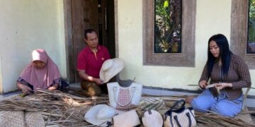 MENGANYAM: Sejumlah warga tampak sibuk membuat anyaman pandan di Desa Tergo, Kecamatan Dawe, Kabupaten Kudus. (Nisa Hafizhotus Syarifa/Lingkarjateng.id)