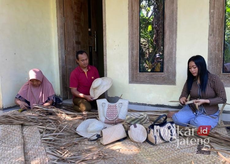 MENGANYAM: Sejumlah warga tampak sibuk membuat anyaman pandan di Desa Tergo, Kecamatan Dawe, Kabupaten Kudus. (Nisa Hafizhotus Syarifa/Lingkarjateng.id)
