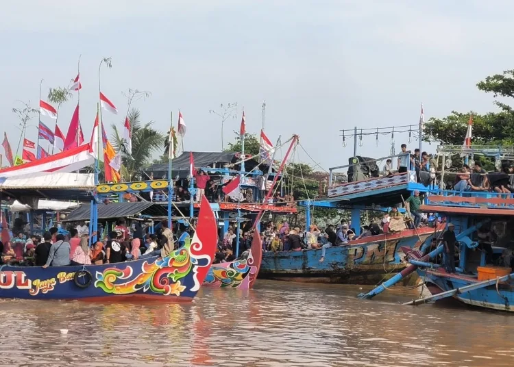 SEDEKAH LAUT: Kapal yang berisikan sesaji dalam acara sedekah laut Desa Gempolsewu, Kecamatan Rowosari, Kabupaten Kendal, Jumat, 27 Juni 2025. (Arvian Maulana/Lingkarjateng.id)