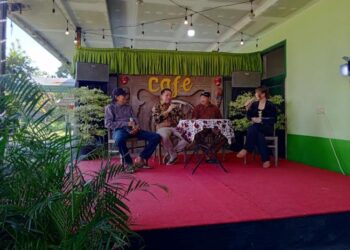 DIALOG: Anggota Komisi D Dewan Perwakilan Rakyat Daerah (DPRD) Provinsi Jawa Tengah, Sugiharto (kedua kiri), berdialog dengan Pimpinan Sanggar Seni Wahyu Budoyo, Ruslan Hadi dan Pimpinan Padepokan Seni Konyik Pati, Susanto di Angkringan Kang Konyik, Desa Muktiharjo, Kecamatan Margorejo, Kabupaten Pati, Rabu, 4 Juni 2025. (Setyo Nugroho/Lingkarjateng.id)