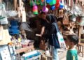 BELANJA: Seorang warga mencari peralatan bakaran sate di Pasar Raya Salatiga, Kamis, 5 Juni 2025. (Dok. Warga Salatiga/Lingkarjateng.id)