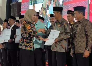 SIMBOLIS: Bupati Kendal, Dyah Kartika Permanasari, secara simbolis menyerahkan SK kepada anggota badan permusyawaratan desa di gedung Sport Center Stadion Utama Kebondalem, Kamis, 26 Juni 2025. (Arvian Maulana/Lingkarjateng.id)