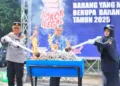 MEMBAKAR: Bupati Kudus Sam’ani Intakoris (tengah) turut membakar barang kena cukai ilegal di pendopo Kabupaten Kudus, Selasa, 17 Juni 2025. (Nisa Hafizhotus Syarifa/Lingkarjateng.id)