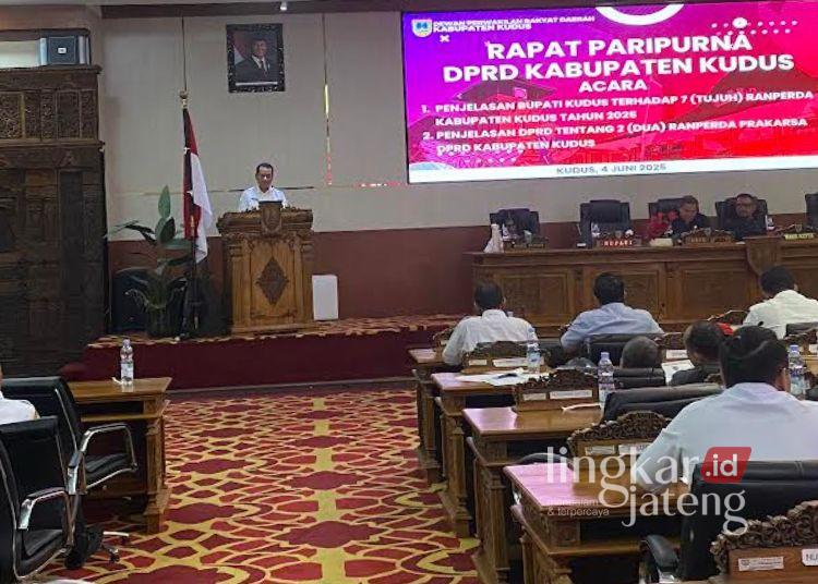 Rapat Paripurna: Bupati Kudus Sam’ani Intakoris menyampaikan usulan terkait perubahan rancangan perda pada rapat paripurna di DPRD Kabupaten Kudus, Rabu, 4 Juni 2025. (Fahtur Rohman/Lingkarjateng.id)