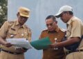 MENINJAU: Bupati Pati Sudewo meninjau Alun-Alun Kembangjoyo untuk pematangan perencanaan pembangunan, Kamis, 5 Juni 2025. (Mutia Parasti/Lingkarjateng.id)