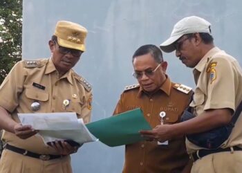 MENINJAU: Bupati Pati Sudewo meninjau Alun-Alun Kembangjoyo untuk pematangan perencanaan pembangunan, Kamis, 5 Juni 2025. (Mutia Parasti/Lingkarjateng.id)