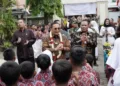 Bupati Pati, Sudewo, mengajak siswa menyanyi lagu nasional saat meninjau penguatan karakter di salah satu SD di Kecamatan Dukuhseti, Kabupaten Pati, pada Kamis, 19 Juni 2025. (Dok. Instagram Humas Pati/Lingkarjateng.id)