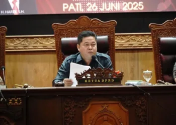 Ketua Dewan Perwakilan Rakyat Daerah (DPRD) Kabupaten Pati, Ali Badruddin, memimpin rapat paripurna penyampaian pandangan umum fraksi terhadap Rancangan Peraturan Daerah tentang Pertanggungjawaban Pelaksanaan APBD Kabupaten Pati tahun anggaran 2024, Kamis, 26 Juni 2025. (Humas DPRD Pati/Lingkarjateng.id)