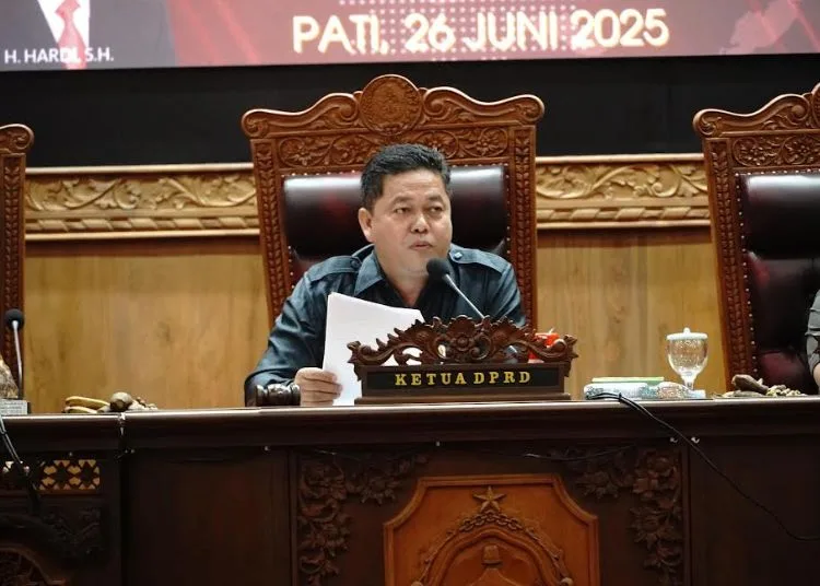 Bupati Pati akan Tindak Lanjut Rekomendasi Peningkatan PAD 25 Ketua Dewan Perwakilan Rakyat Daerah (DPRD) Kabupaten Pati, Ali Badruddin, memimpin rapat paripurna penyampaian pandangan umum fraksi terhadap Rancangan Peraturan Daerah tentang Pertanggungjawaban Pelaksanaan APBD Kabupaten Pati tahun anggaran 2024, Kamis, 26 Juni 2025. (Humas DPRD Pati/Lingkarjateng.id)