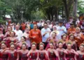 Bupati Pati, Sudewo, didampingi sang istri dan Wakil Bupati Risma Ardhi Chandara berfoto bersama warga saat mengikuti CFD di Alun-alun Simpang Lima Pati pada Minggu, 22 Juni 2025. (Dok. Instagram Humas Pati/Lingkarjateng.id)