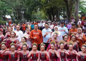 Bupati Pati, Sudewo, didampingi sang istri dan Wakil Bupati Risma Ardhi Chandara berfoto bersama warga saat mengikuti CFD di Alun-alun Simpang Lima Pati pada Minggu, 22 Juni 2025. (Dok. Instagram Humas Pati/Lingkarjateng.id)