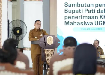 Bupati Pati, Sudewo, saat menyambut mahasiswa KKN UGM dan IPB di Pendopo Kabupaten Pati pada Senin, 23 Juni 2025. (Dok. Instagram Humas Pati/Lingkarjateng.id)