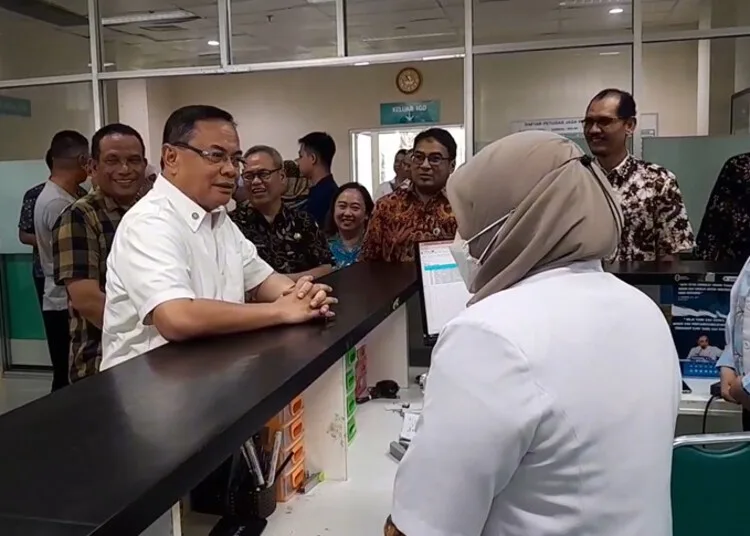 Revitalisasi Total RSUD Soewondo, Bupati Pati Kucurkan Anggaran Miliaran Rupiah 25 Bupati Pati, Sudewo, saat meninjau pelayanan di RSUD RAA Soewondo pada Jumat, 27 Juni 2025. (Mutia Parasti/Lingkarjateng.id)