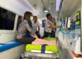 MENINJAU: Bupati Kudus Sam’ani Intakoris bersama Wakil Bupati Kudus Bellinda Putri Sabrina Birton saat meninjau ambulance dengan fasilitas layaknya ICU milik RSUD dr. Loekmono Hadi Kudus. (Nisa Hafizhotus Syarifa/Lingkarjateng.id)