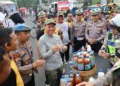 Bupati Kudus Sam'ani Intakoris mencoba jamu gratis yang disediakan Polres Kudus di CFD Alun-alun Simpang Tujuh Kudus pada Minggu pagi, 22 Juni 2025. (Mohammad Fahtur Rohman/Lingkarjateng.id)