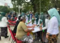 CEK KESEHATAN: Puskesmas Jati melaksanakan pelayanan  cek kesehatan gratis di Terminal Jati Kudus terhadap sopir yang sedang demo di kawasan Jalan Lingkar Pantura Kudus pada Kamis, 19 Juni 2025. (Fahtur Rohman/Lingkarjateng.id)