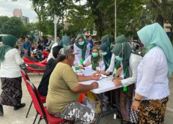 CEK KESEHATAN: Puskesmas Jati melaksanakan pelayanan  cek kesehatan gratis di Terminal Jati Kudus terhadap sopir yang sedang demo di kawasan Jalan Lingkar Pantura Kudus pada Kamis, 19 Juni 2025. (Fahtur Rohman/Lingkarjateng.id)