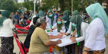 CEK KESEHATAN: Puskesmas Jati melaksanakan pelayanan  cek kesehatan gratis di Terminal Jati Kudus terhadap sopir yang sedang demo di kawasan Jalan Lingkar Pantura Kudus pada Kamis, 19 Juni 2025. (Fahtur Rohman/Lingkarjateng.id)