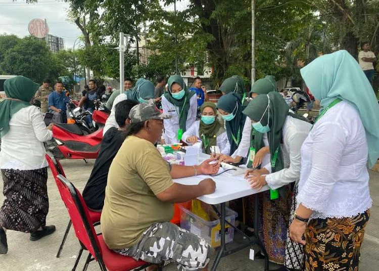 CEK KESEHATAN: Puskesmas Jati melaksanakan pelayanan  cek kesehatan gratis di Terminal Jati Kudus terhadap sopir yang sedang demo di kawasan Jalan Lingkar Pantura Kudus pada Kamis, 19 Juni 2025. (Fahtur Rohman/Lingkarjateng.id)