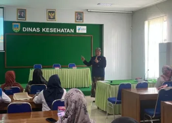 Kepala Bidang Kesehatan Masyarakat Dinkes Kudus, Edi Kusworo saat memberikan penyuluhan GP2SP di Aula DKK Kudus pada Senin, 23 Juni 2025. (Fahtur Rohman/Lingkarjateng.id)