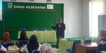 Kepala Bidang Kesehatan Masyarakat Dinkes Kudus, Edi Kusworo saat memberikan penyuluhan GP2SP di Aula DKK Kudus pada Senin, 23 Juni 2025. (Fahtur Rohman/Lingkarjateng.id)