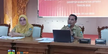 DISKUSI: Suasana Forum Komunikasi Publik (FKP) yang diselenggarakan DPMPTSP Jepara di Gedung OPD Bersama, pada Senin, 23 Juni 2025. (Tomi Budianto/Lingkarjateng.id)